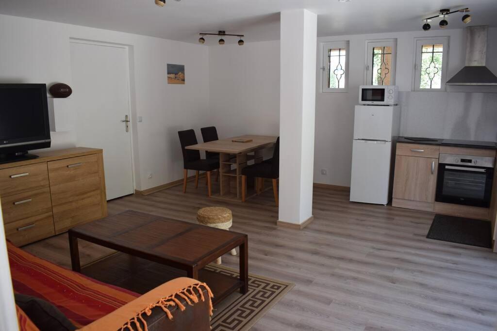 Appartement Neuf Et Independant Dans Rez-De-Villa 발로리스 외부 사진